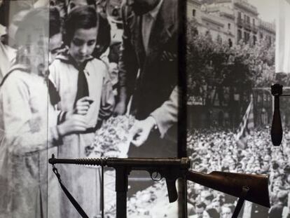 Ofrenda de insignias al monumento a Casanova la Diada de 1937, junto a un subfusil y una bomba.