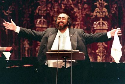 El tenor italiano Luciano Pavarotti en el Teatro Real de Madrid, en 1999.