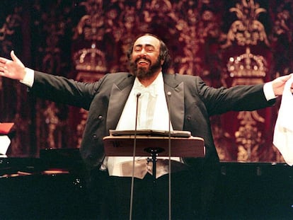 El tenor italiano Luciano Pavarotti en el Teatro Real de Madrid, en 1999.