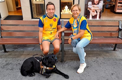 Encarna Anaya junto a su hijo Daniel Martn horas antes de la marcha de las aficiones.