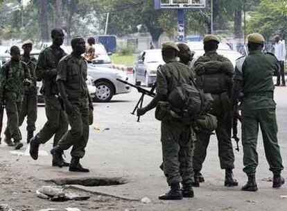 Soldados del Ejército congoleño patrullando por Kinshasa.