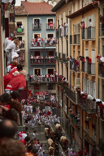 Los toros de la ganadería de Jandilla protagonizan el penúltimo encierro de los Sanfermines por las calles de Pamplona.