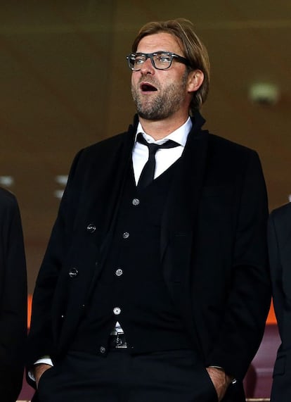 Juergen Klopp, observa a sus jugadores ante el Arsenal desde la grada.