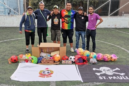 Javier Saldaña Izquierdo (penúltimo de izquierda a derecha) junto con otros integrantes del bloque mexicano del St. Pauli antes de regalar balones de fútbol en un evento de caridad en Tlatelolco (Ciudad de México).