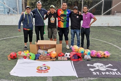 Javier Saldaña Izquierdo (penúltimo de izquierda a derecha) junto con otros integrantes del bloque mexicano del St. Pauli antes de regalar balones de fútbol en un evento de caridad en Tlatelolco (Ciudad de México).