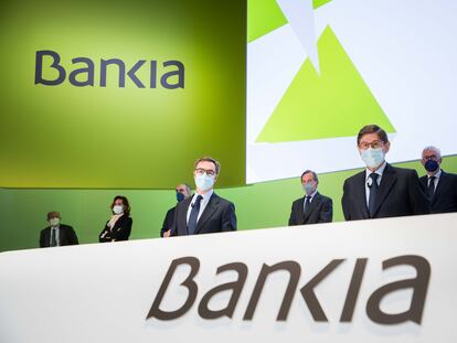 José Ignacio Goirigolzarri, en primer plano el primero por la derecha, y otros miembros del consejo de Bankia, durante la junta de accionistas celebrada este martes en Valencia.