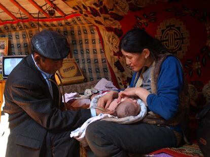 Un médico comunitario vacuna a una madre y su hijo en Mongolia, dentro de una programa de salud maternal y posnatal.