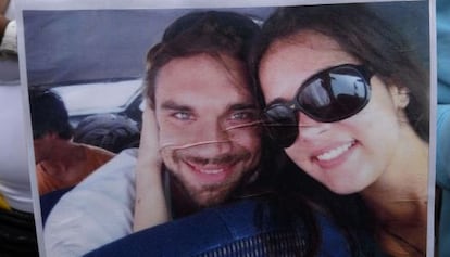 Foto de Mónica Spear y su exmarido en una pancarta de una manifestación en protesta por el asesinato, el miércoles, en Caracas.