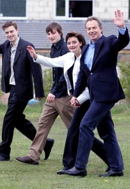 Tony Blair, su esposa, Cherie, y sus hijos Euan (a la izquierda) y Nicky se dirigen al colegio electoral de Trimdon.