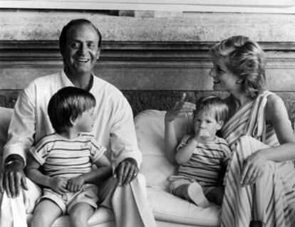 El por entonces rey Juan Carlos y la princesa Diana de Gales ( Lady Di) con el príncipe Guillermo ( futuro Duque de Cambridge ) y el príncipe Harry durante sus vacaciones en Baleares en la residencia de verano del monarca en 1989.