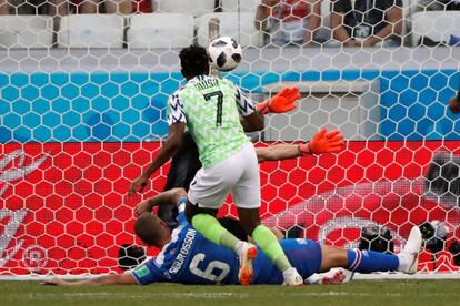 Musa abre el marcador para Nigeria en el partido del Grupo D frente a Islandia.