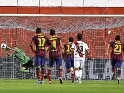 Vald&eacute;s detiene un penalti en el partido de la primera vuelta.