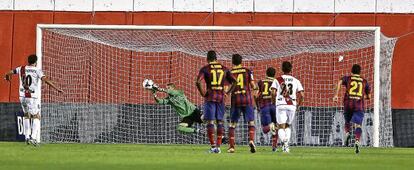 Vald&eacute;s detiene un penalti en el partido de la primera vuelta.