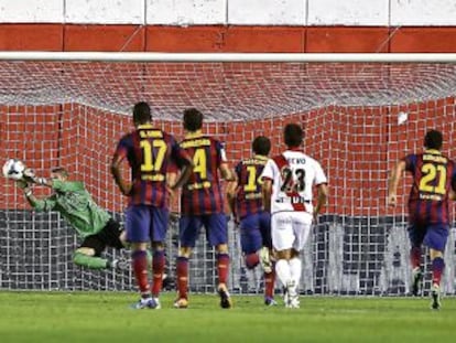 Vald&eacute;s detiene un penalti en el partido de la primera vuelta.