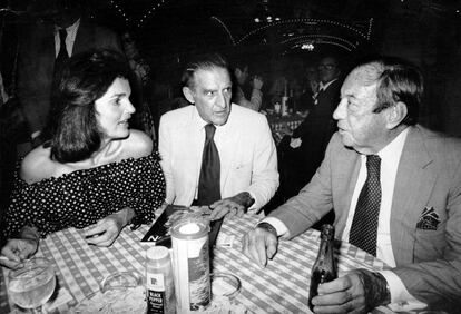 Jackie Kennedy en el Oyster Bar, en Grand Central Terminal, junto al escritor Brendan Gill (en el centro) y el exalcalde de Nueva York Robert F. Wagner, el 20 de julio de 1977. La cena servió para celebrar que el Comité para la Salvaguarda de Grand Central había conseguido parar la construcción de un edificio de 59 plantas sobre la terminal. |