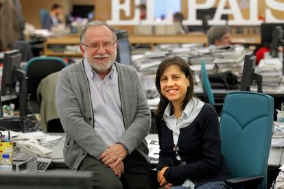 Luis R. Aizpeolea, junto a la también periodista de EL PAÍS Anabel Díaz, en la redacción del diario en 2010.