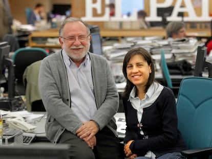 Luis R. Aizpeolea, junto a la también periodista de EL PAÍS Anabel Díaz, en la redacción del diario en 2010.