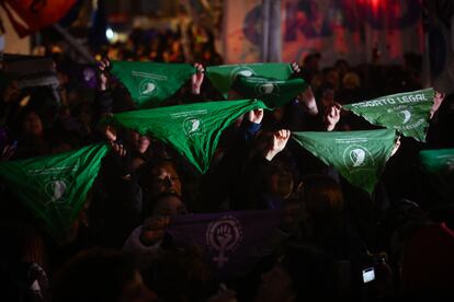 Mujeres alzan pañuelos verdes durante la protesta.