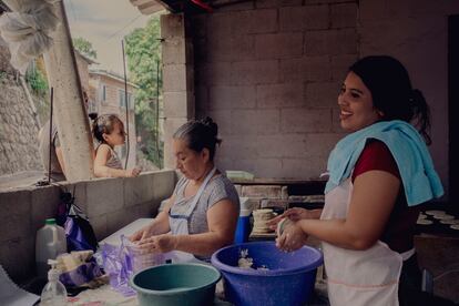 vendedoras de tortillas en El Paisnal, El Salvador