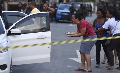 La esposa del músico Evaldo dos Santos brasileño, un ciudadano brasileño asesinado a balazos por miembros de las fuerzas armadas brasileñas, grita de dolor al ver el cuerpo de su esposo desplomado sobre el asiento del vehículo, en el barrio de Guadalupe, en Río de Janeiro, el 7 de abril. Las autoriades han alegado los soldados confundieron a la víctima con un criminal y abrieron fuego, hasta en 80 ocasiones, contra el vehículo en el que viajaba con su familia de camino a una fiesta infantil .