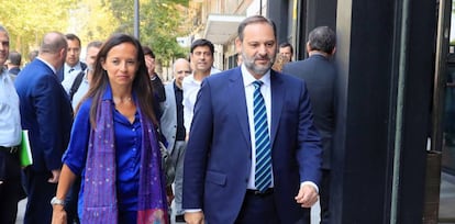 El ministro en funciones de Fomento, José Luis Ábalos (d), y la secretaria de Ordenación del Territorio y Políticas de Vivienda, Beatriz Corredor (i), de la reunión que han mantenido este viernes junto al presidente en funciones, Pedro Sánchez, con representantes de organizaciones vinculadas a la vivienda para preparar una propuesta de programa de gobierno que le permita ser investido presidente.