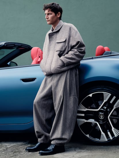 El modelo viste chaqueta y pantalón Giorgio Armani y zapatos Church's.