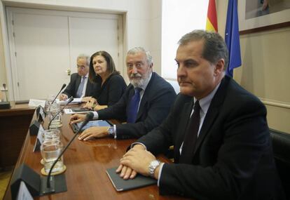 El secretario de Estado de Infraestructuras, Transporte y Vivienda, Julio Gómez-Pomar (en el centro) junto al presidente de AENA, José Manuel Vargas (derecha); la secretaria general de Transporte, Carmen Librero Pintado, y el director general del gestor de Navegación Aérea de España (Enaire), Ángel Luis Arias
