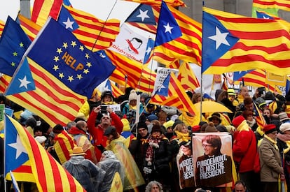 Banderas independentistas y europeas son portadas por los manifestantes.