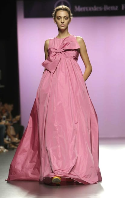 La firma de moda de Antonio Burillo y Juan Carlos Fernández ha creado vestidos de un minimalismo romántico con pliegues, drapeados y, en algunos modelos, bordados florales en los mismos tejidos; el toque identificador de la marca.
