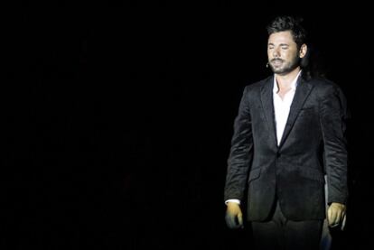 El cantaor Miguel Poveda, en la inauguración de la Bienal de Flamenco de Sevilla, la noche del pasado miércoles.