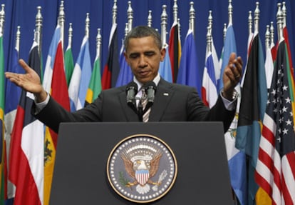 El presidente de EE UU, Barack Obama, recibe los aplausos en el Palacio de la Moneda, en Santiago de Chile.