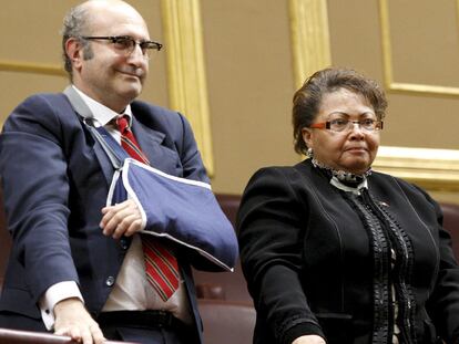 El embajador en Haití, Juan Fernández Trigo, y la embajadora de Haití en España, Yolette Azor-Charles, en una tribuna del Congreso.
efe