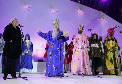 Manuela Carmenza, junto a los Reyes Magos tras la cabalgata de 2016 en Madrid.