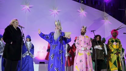 Manuela Carmenza, junto a los Reyes Magos tras la cabalgata de 2016 en Madrid.