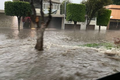 Las calles de Atizapán, Tlalnepantla y Naucalpan se volvieron verdaderos ríos. Las intensas lluvias y granizo del lunes generaron inundaciones, caída de árboles y daños a viviendas.