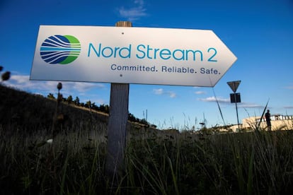 Letrero que señala la dirección de una planta del Nord Stream 2, en Alemania