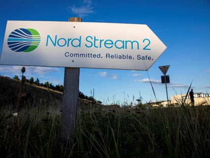 Letrero que señala la dirección de una planta del Nord Stream 2, en Alemania