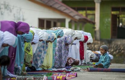 Las personas afectadas por el terremoto asisten a una oración matutina que marca el Eid al-Adha en Kokokputek, isla de Lombok.