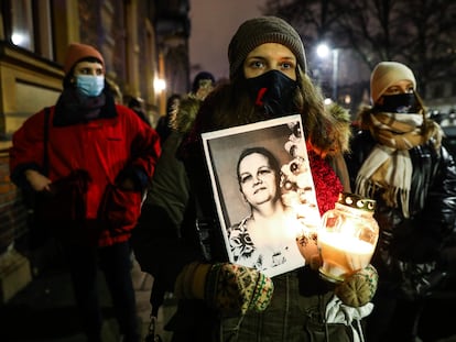Una mujer sostiene la fotografía de Agnieszka T. durante una concentración de protesta en Cracovia, el miércoles.
