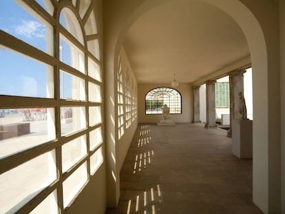 Interior de la Vil·la Casals, frente a la playa de Sant Salvador.