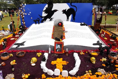 Vista de una Ofrenda para Edgar Allan Poe en Ciudad Universitaria de la UNAM como parte de las celebraciones del Día de los Muertos  en Ciudad de México. 