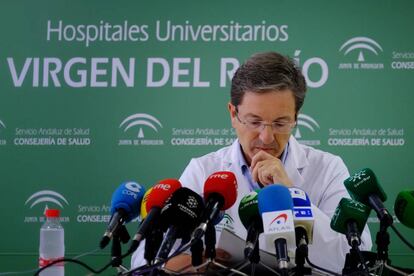 El médico José Miguel Cisneros, portavoz del grupo de seguimiento del brote de listeriosis de la Junta, en conferencia de prensa.