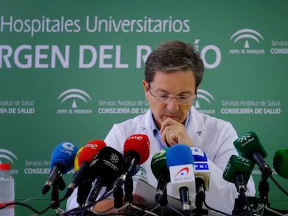 El médico José Miguel Cisneros, portavoz del grupo de seguimiento del brote de listeriosis de la Junta, en conferencia de prensa.