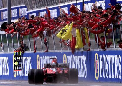 Los mecánicos de Ferrari jalean a Michael Schumacher cuando está a punto de conseguir una victoria en el Gran Premio de San Marino de 2002. El piloto alemán es el gran ídolo de la marca, con un palmarés casi inalcanzable. En la escudería italiana ganó cinco de sus siete títulos mundiales; el mayor número conseguido por un piloto hasta ahora.