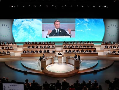 O presidente Emmanuel Macron em um ato público às vésperas da cúpula do clima em Paris