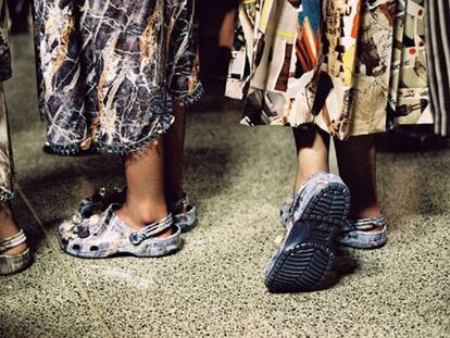 Detalle las Crocs Fashion de Christopher Kane.