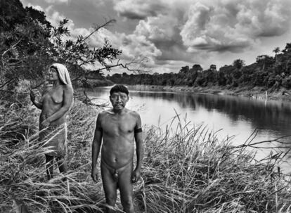 De izquierda a derecha: Kuluxtia y Pëxken, en la orilla izquierda del río Ituí.