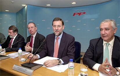 Rodrigo Rato, Mariano Rajoy y Javier Arenas, ayer durante la reunión del comité ejecutivo del PP.