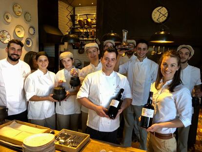 LA SUMILLER ANIKO KADA Y EL COCINERO LUIS BORLIDO, JUNTO CON EL EQUIPO DE COCINA DE SIX SENSES DOURO VALLEY / CAPEL