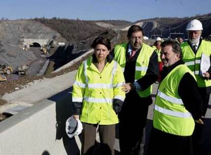 La ministra de Fomento, acompañada del delegado del Gobierno y el presidente de Adif (derecha), ante el túnel de Luko (Álava).